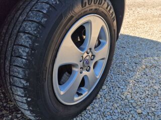 Volvo V70 MOMENTUM 2.4 R5 D5 136кВ