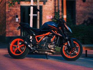 KTM 1290 Super Duke R V-twin 132kW