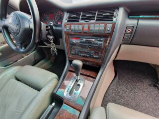 Audi A8 QUATTRO 4X4 3.7 V8 169kW
