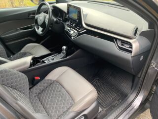 Toyota C-HR Crossover Luxury Navi e-CVT 1.8 VVT-i Hybrid Electric Vehicle 37kW+ 72kW
