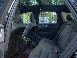 Volvo XC60 MY26 Facelift Ultra Black Fullopt 2.0 B5 AWD MHEV Kerghübriid 184кВ
