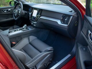 Volvo S60 AWD DARK R-Design Intelli SAFE PRO Wntr PRO 2.0 B5 MHEV KERS Kerghübriid 184kW