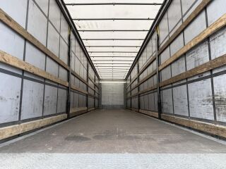 Schmitz Semitrailer Curtainsider Standard