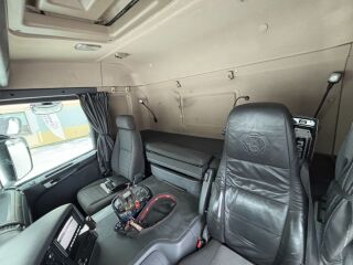 Scania P320 4x2 + FASSI F165A.0.23 + Drop side Platform + 235kW