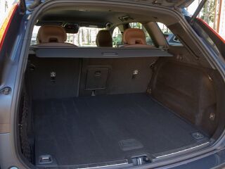 Volvo XC60 AWD Inscription Intelli Safe PRO Wntr 2.0 B5 MHEV Kerghübriid 184kW