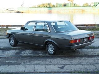 Mercedes-Benz 230 E 2.3 R4 100kW