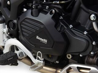 Benelli TRK 502 X KOHVRIKOMPLEKTIGA R2 DOHC 35kW