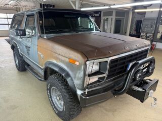 Ford Bronco Custom 4.9 in-line 6 cylinders