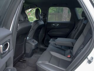 Volvo XC60 AWD R-Design Intelli SAFE Wntr 2.0 B5 AWD MHEV KERS Kerghübriid 183kW