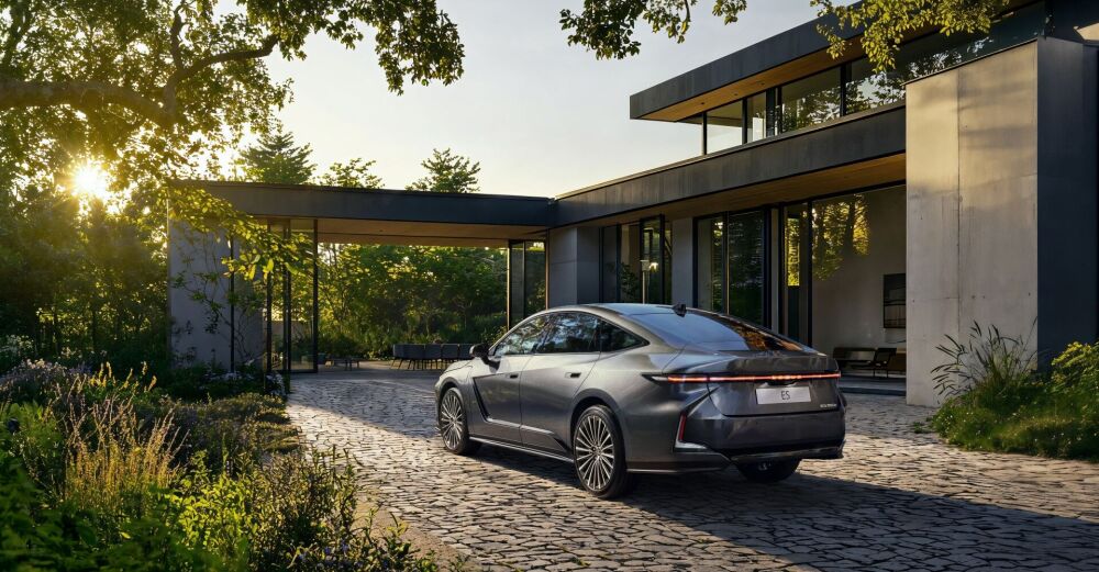 Lexus tutvustab uut ES-i: suurem, vaiksem ja nüüd ka ... - auto24.ee