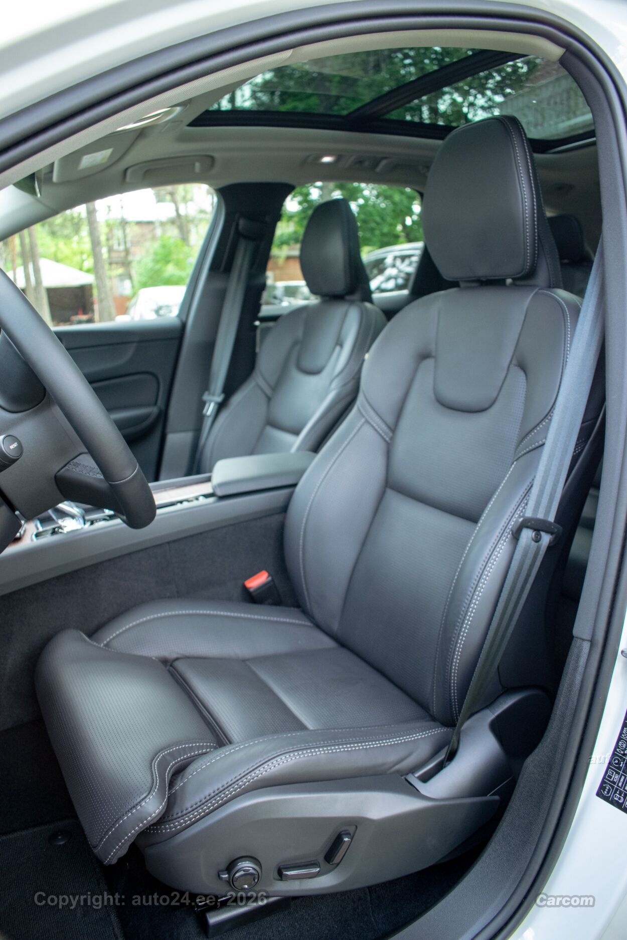 Volvo XC60 AWD ULTIMATE DARK Intelli PRO Xenium FULLOPT 2.0 B4 AWD KERS MHEV Kerghübriid 145 kW