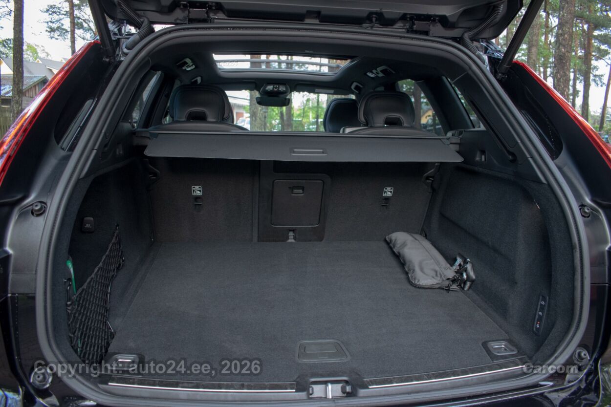 Volvo XC60 MY26 Facelift Ultra Black Fullopt 2.0 B5 AWD MHEV Kerghübriid 184 kW