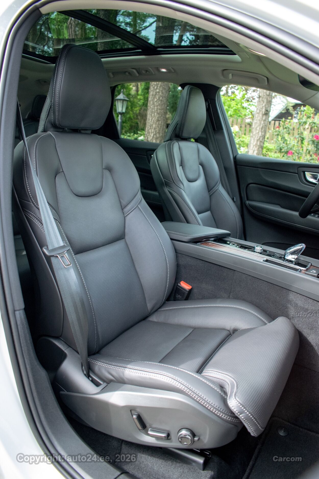 Volvo XC60 AWD ULTIMATE DARK Intelli PRO Xenium FULLOPT 2.0 B4 AWD KERS MHEV Kerghübriid 145 kW