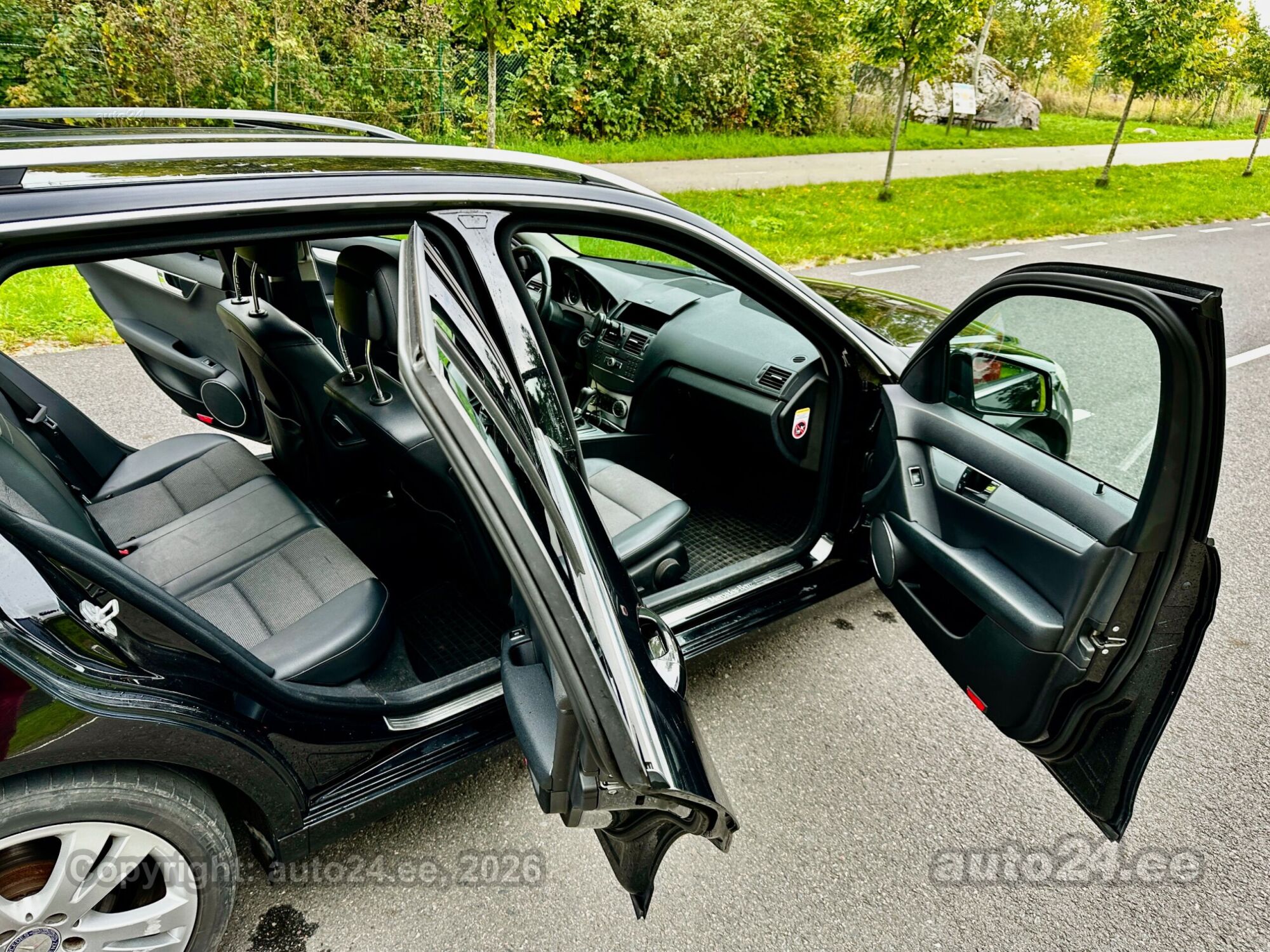 Mercedes-Benz C-Class 2009 — photo 14