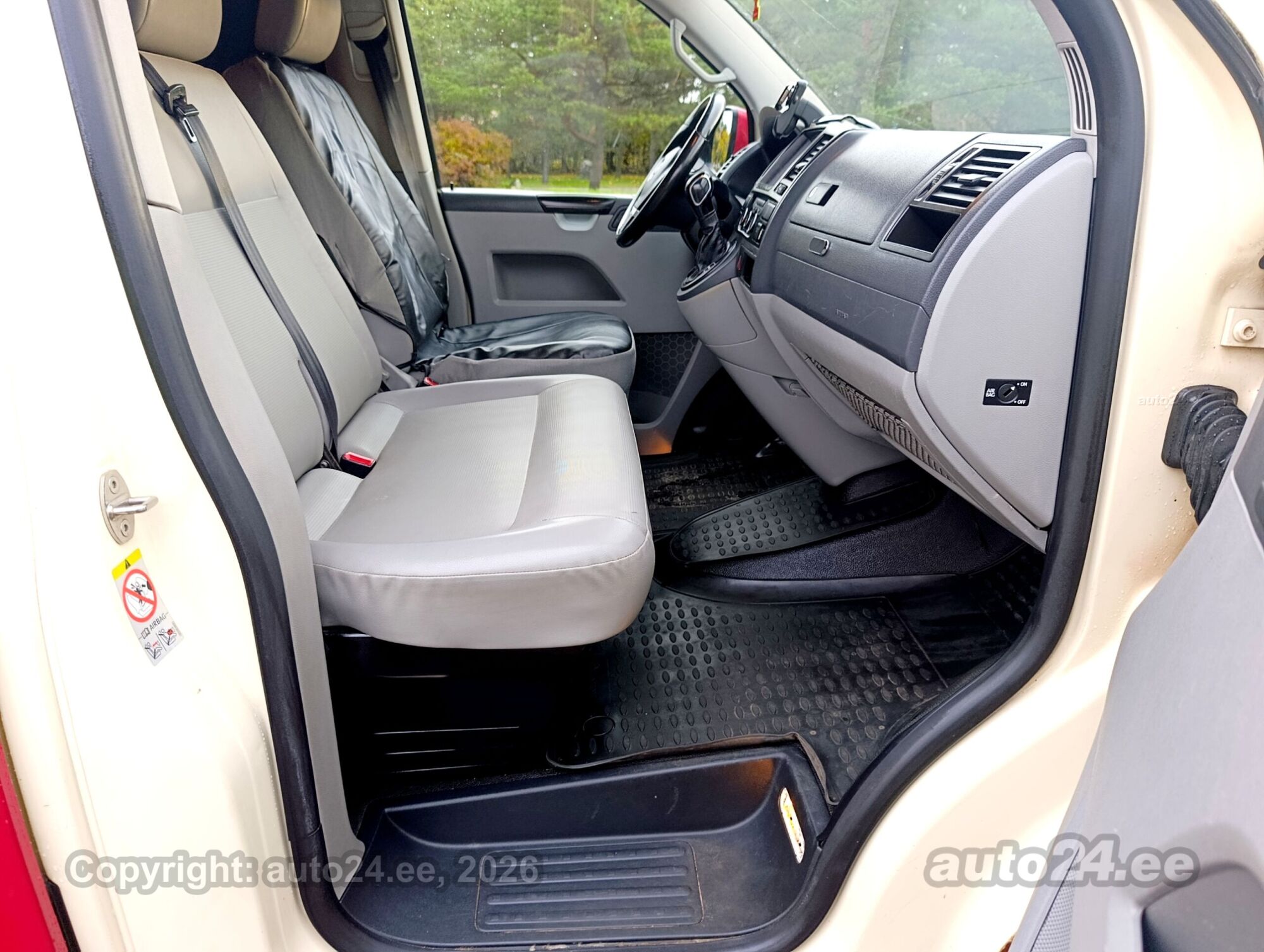 Volkswagen Caravelle 2010 — photo 11