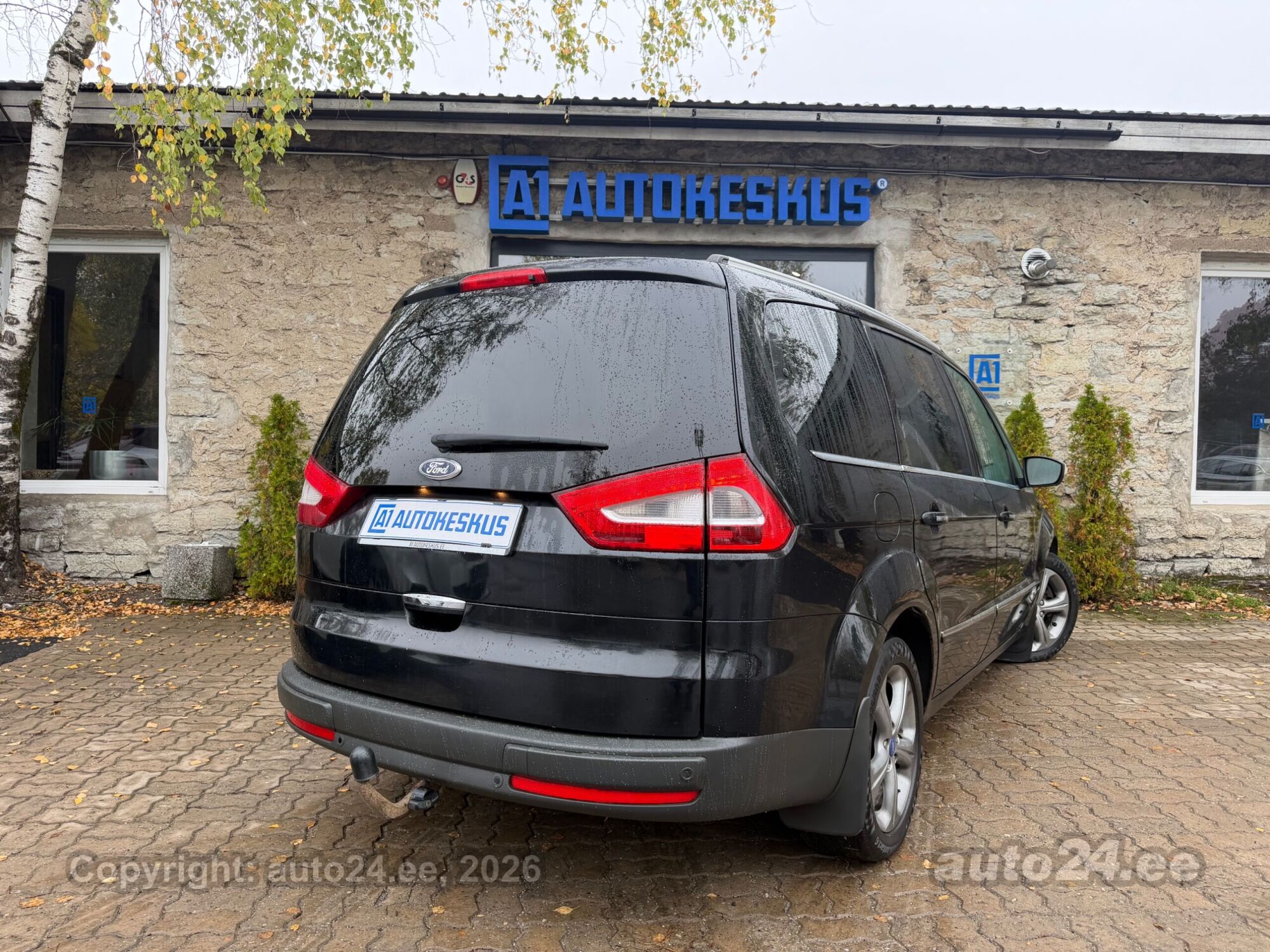 Ford Galaxy 2012 — rear view