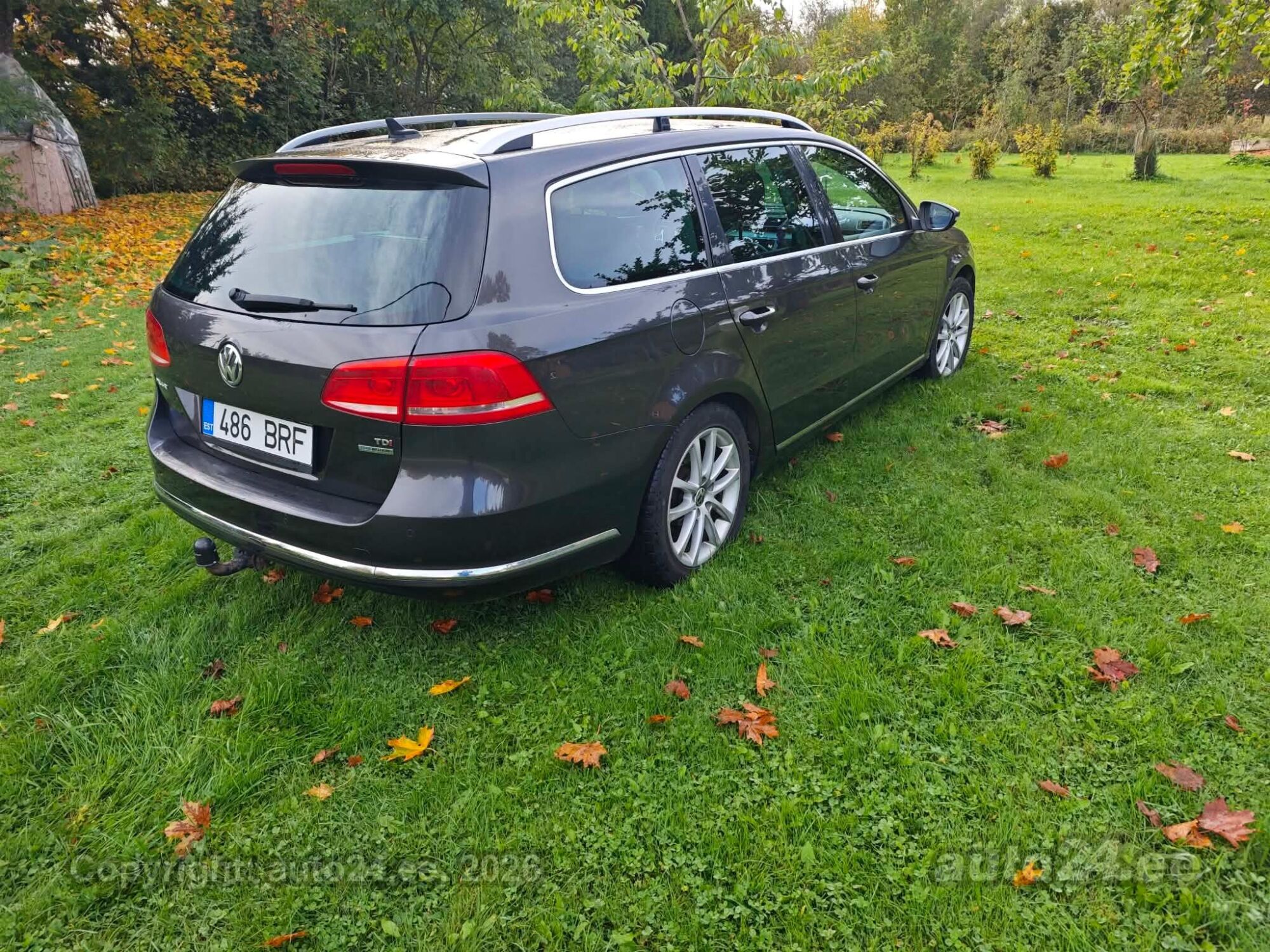 Volkswagen Passat 2011 — rear view