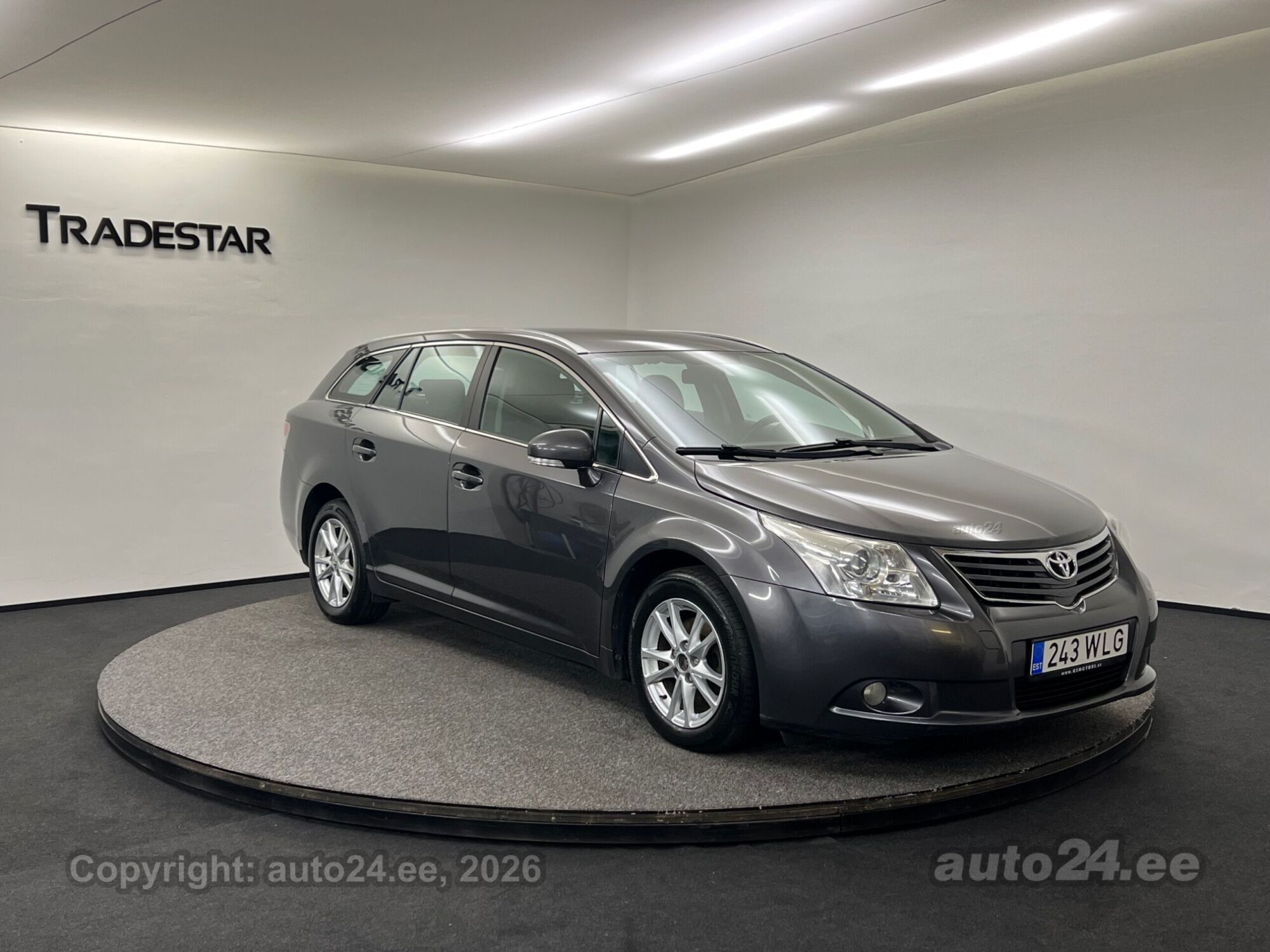 Toyota Avensis 2011 — салон