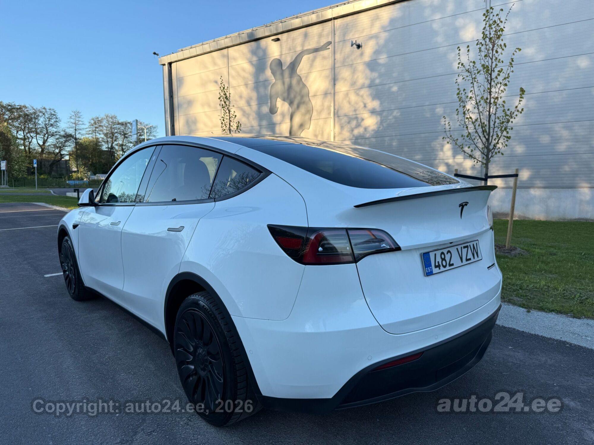 Tesla Model Y - 6