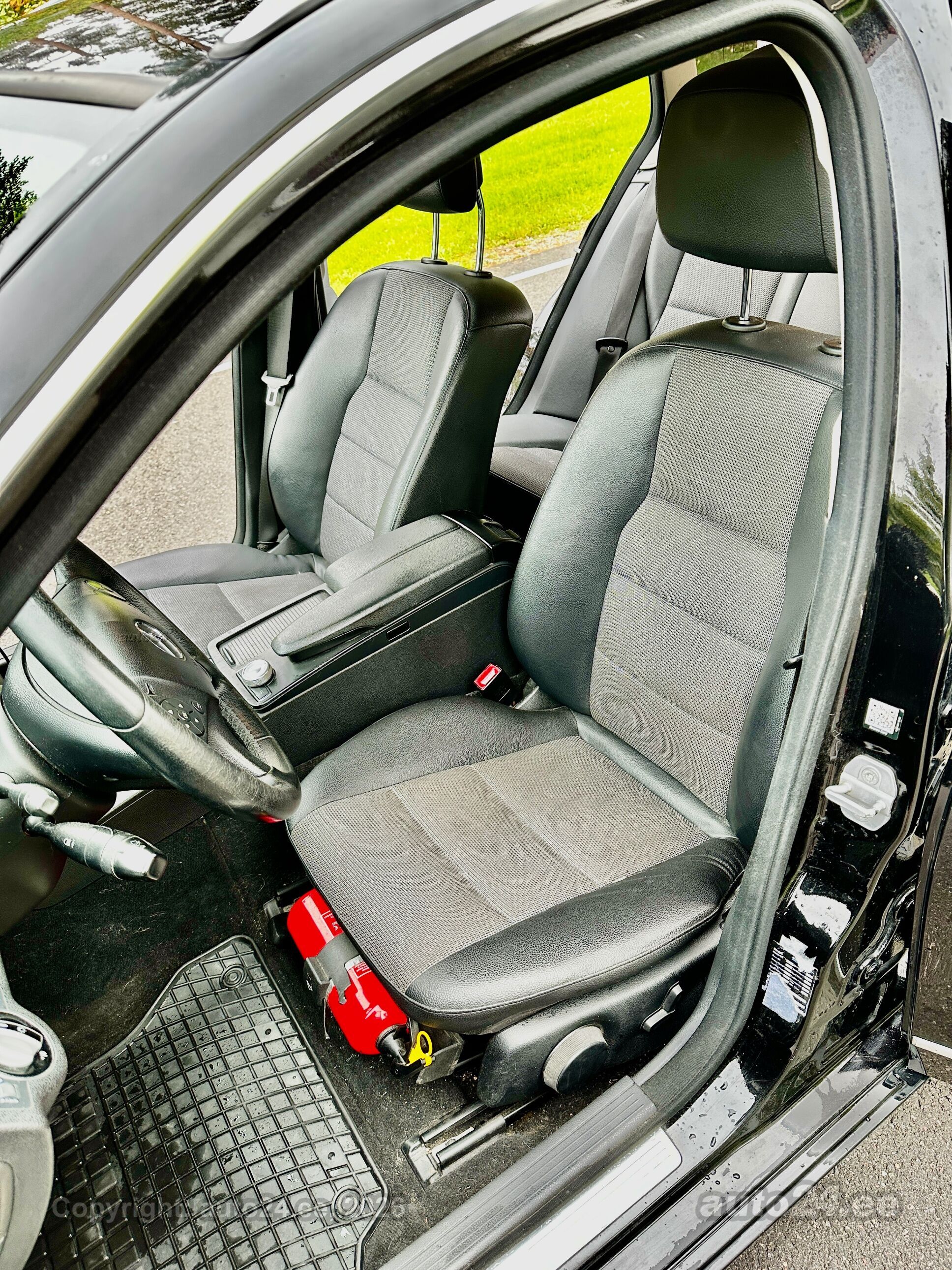 Mercedes-Benz C-Class 2009 — photo 12