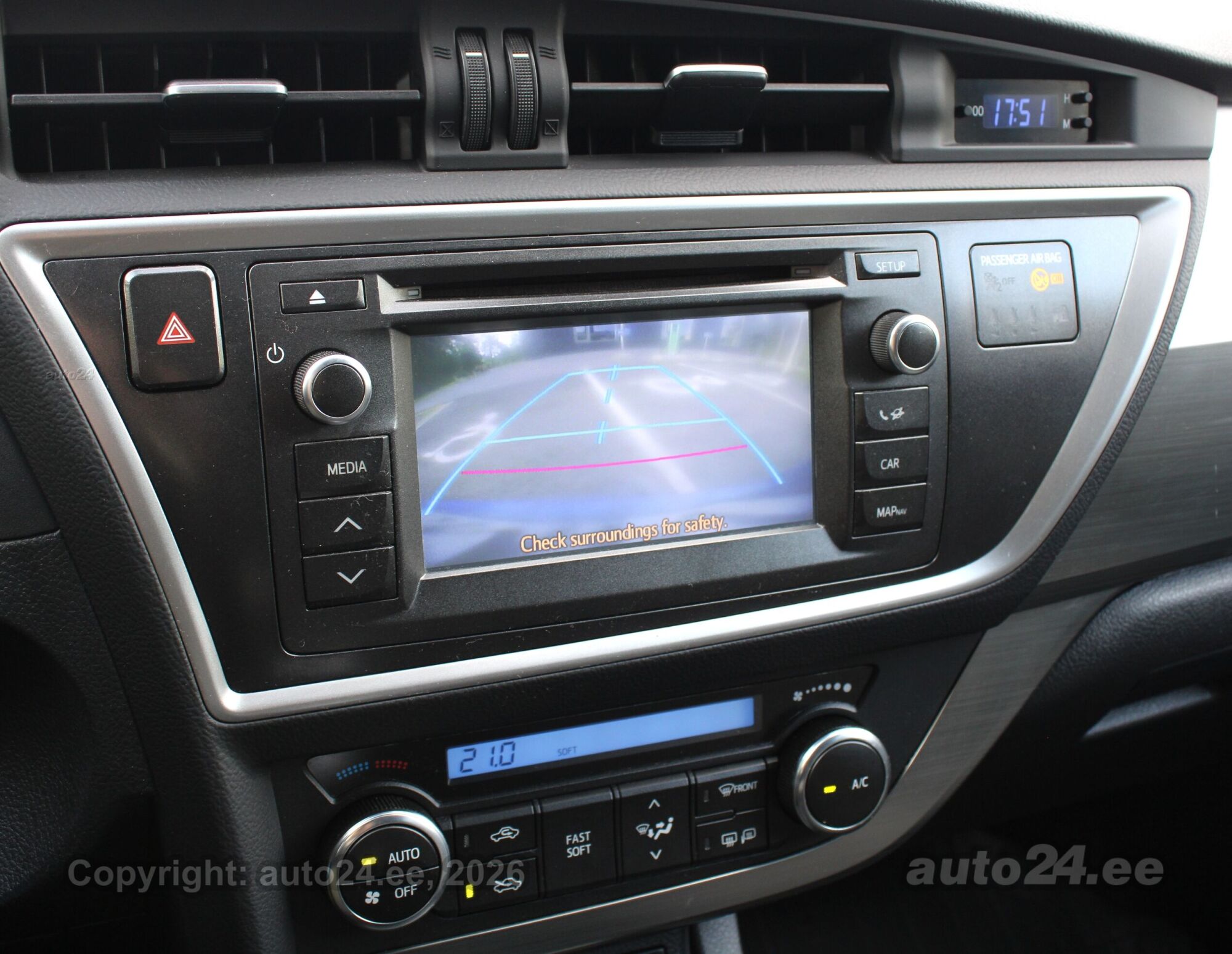 Toyota Auris 2014 — фото 15