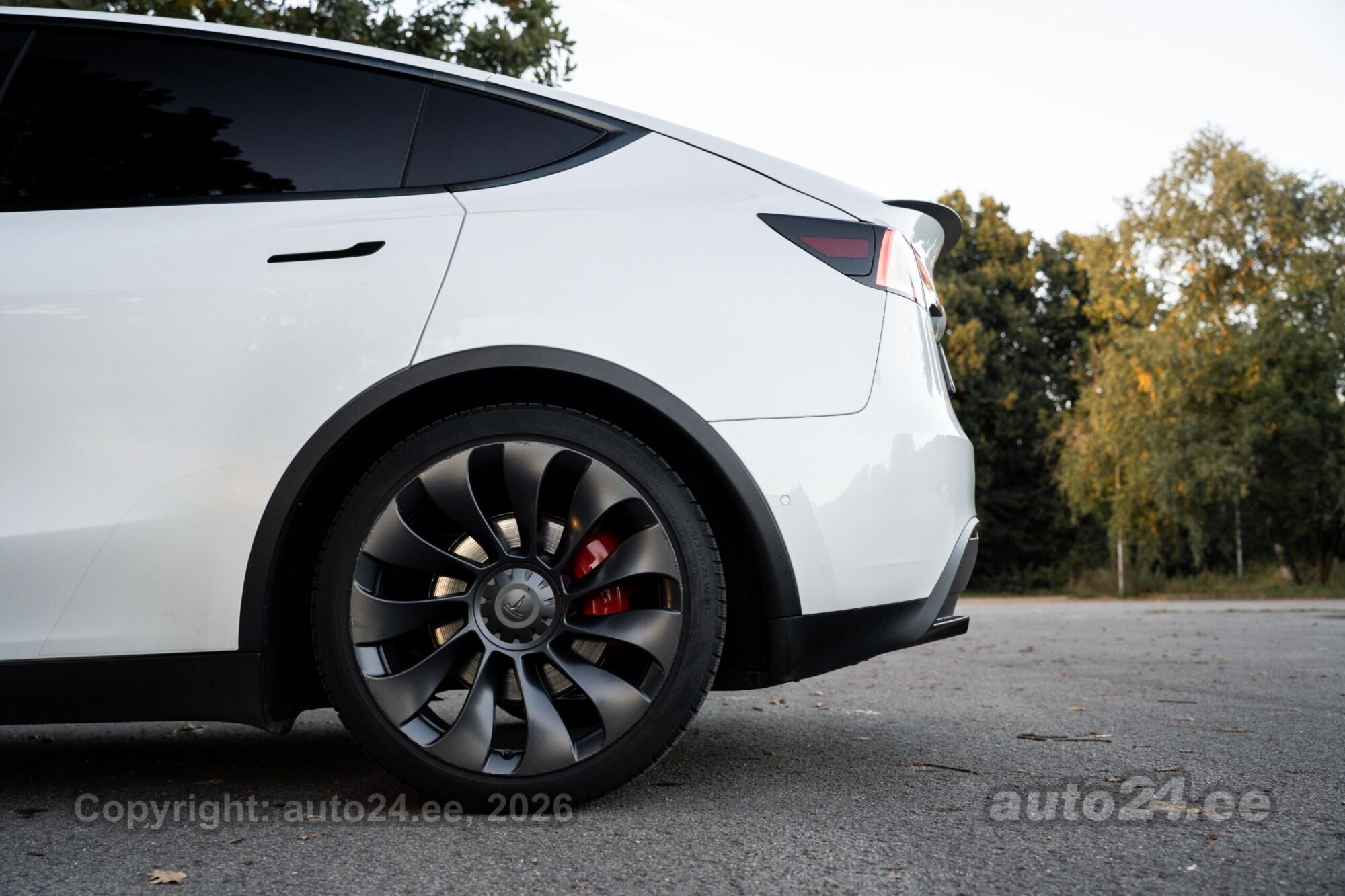 Tesla Model Y - 9