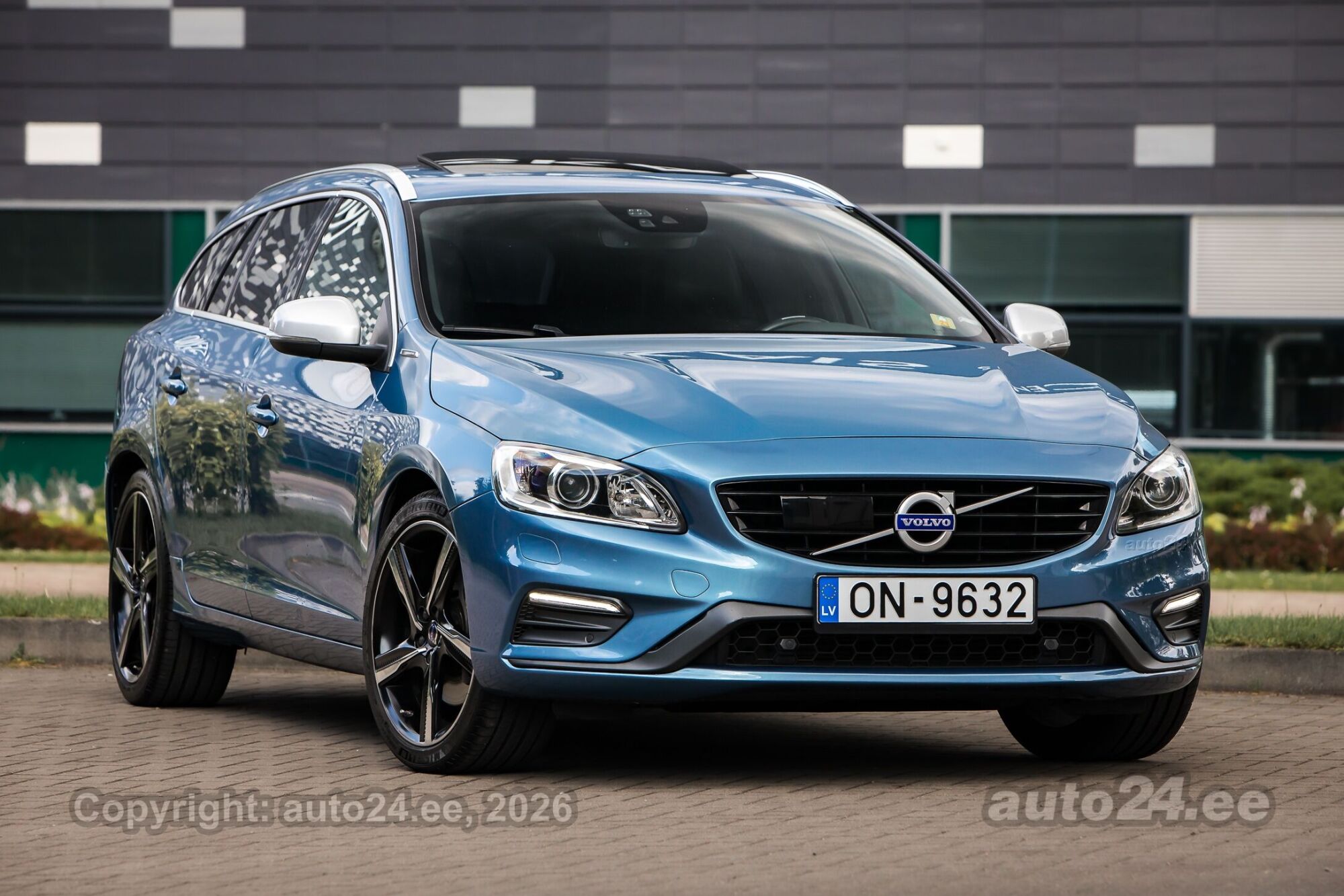 Volvo V60 D6 HYBRID R-Design 2.4 212kW 2016, kuva 2/10