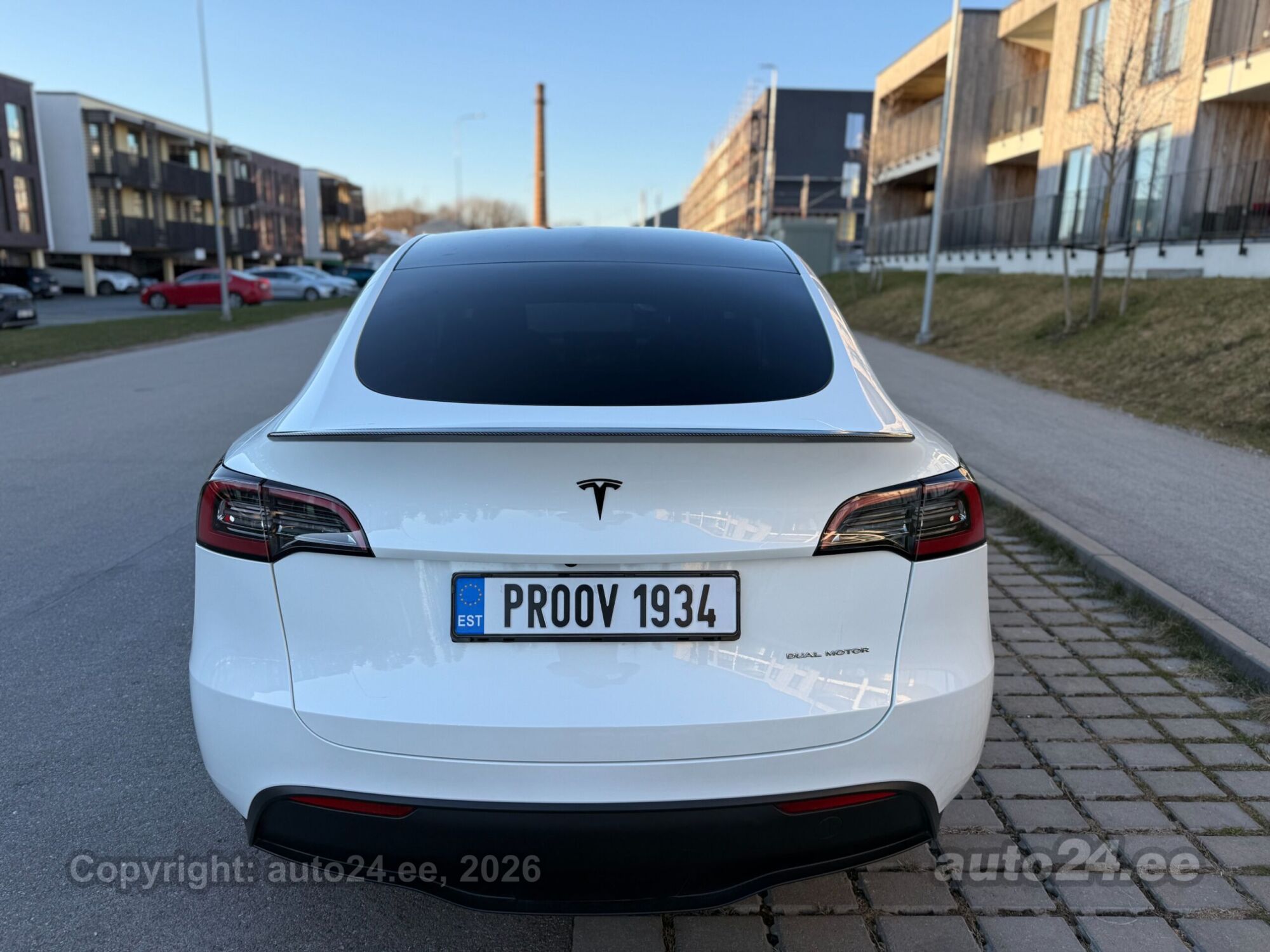 Tesla Model Y - 4