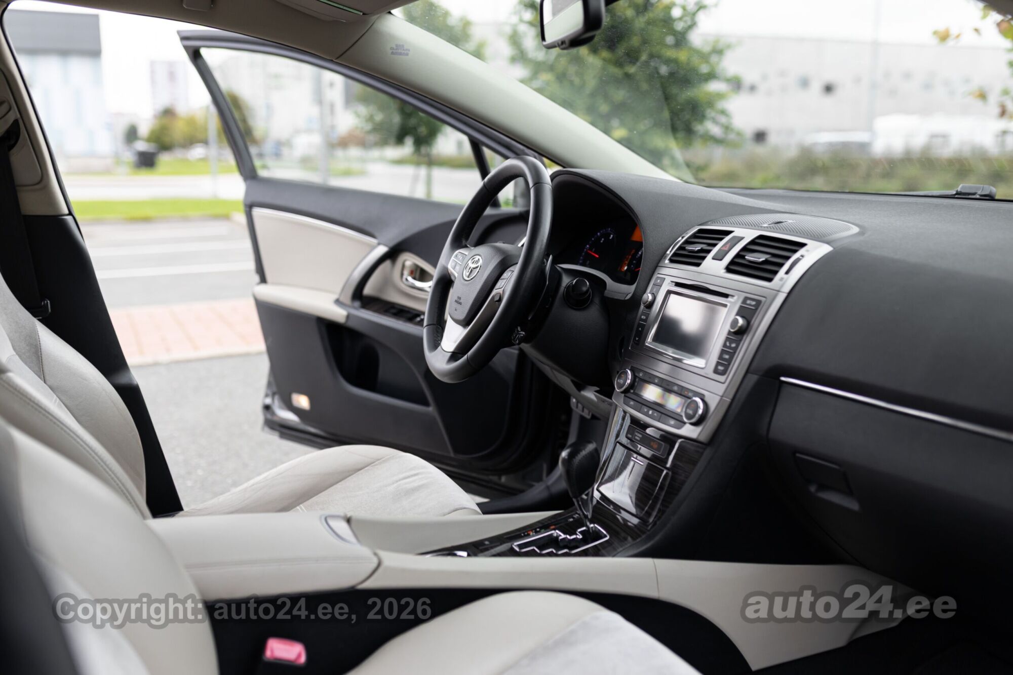 Toyota Avensis 2014 — фото 12
