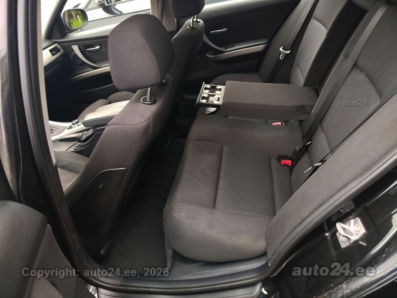 BMW 3 Series 2011 — photo 12
