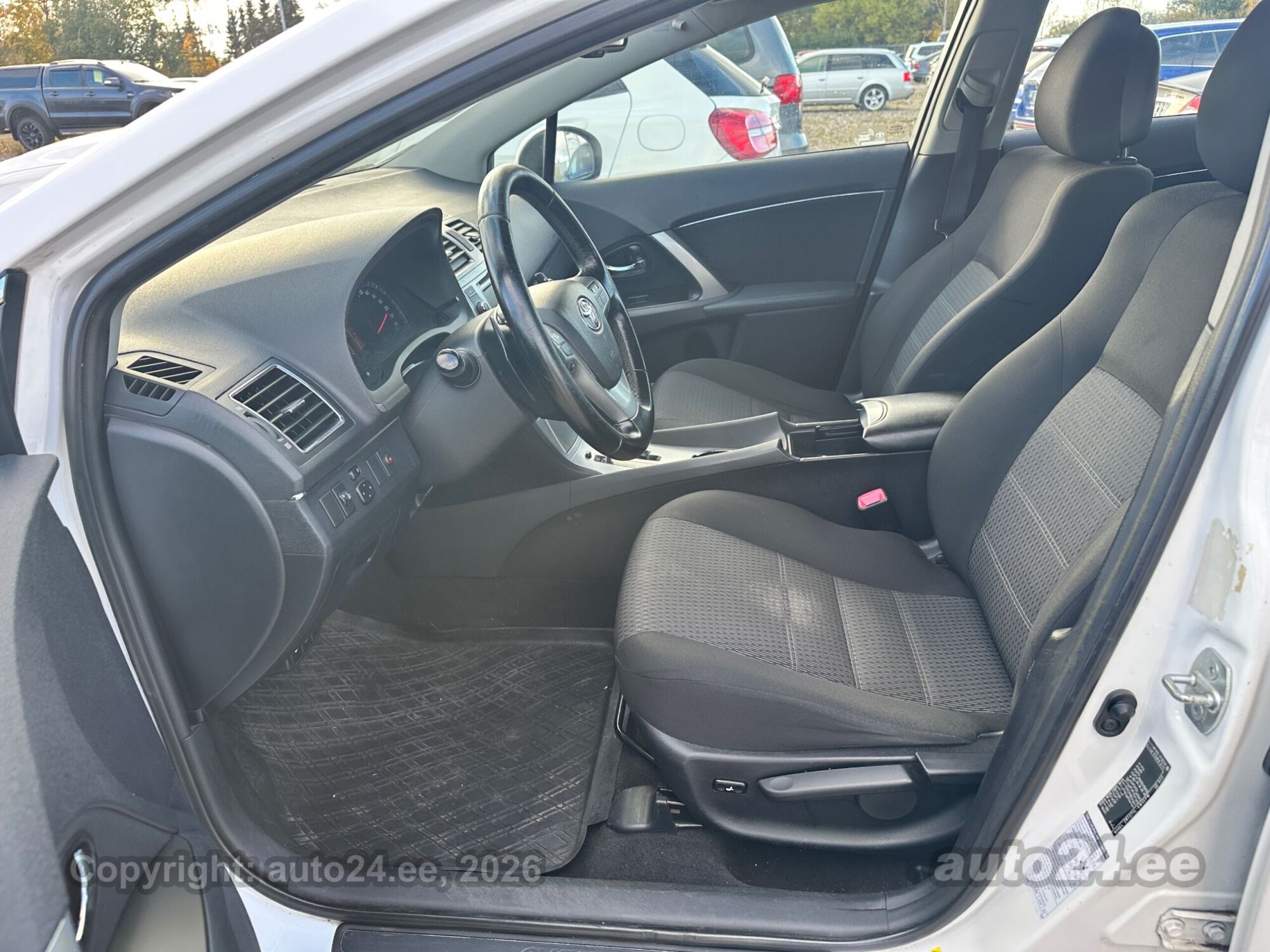 Toyota Avensis 2013 — photo 11