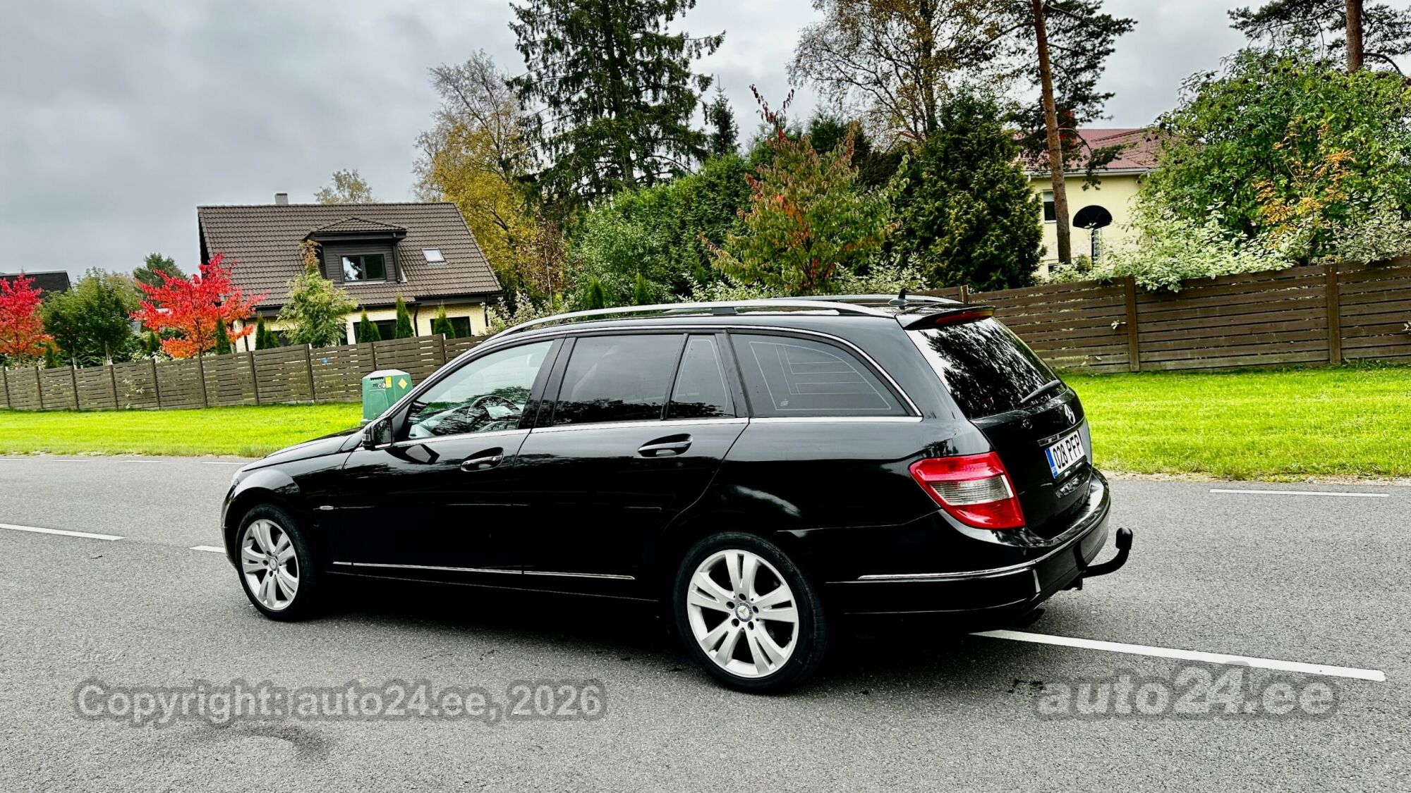 Mercedes-Benz C-Class 2009 — interior