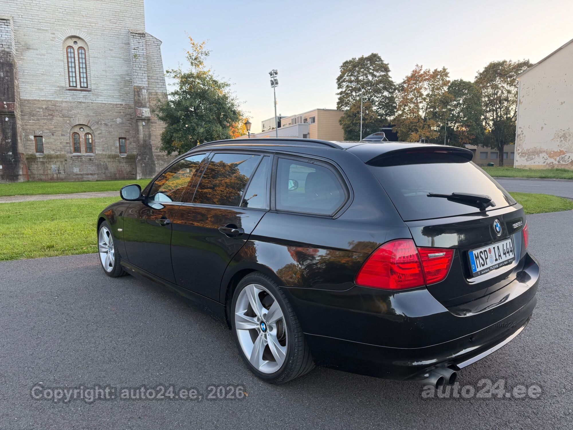 BMW 3 Series 2010 — фото 11
