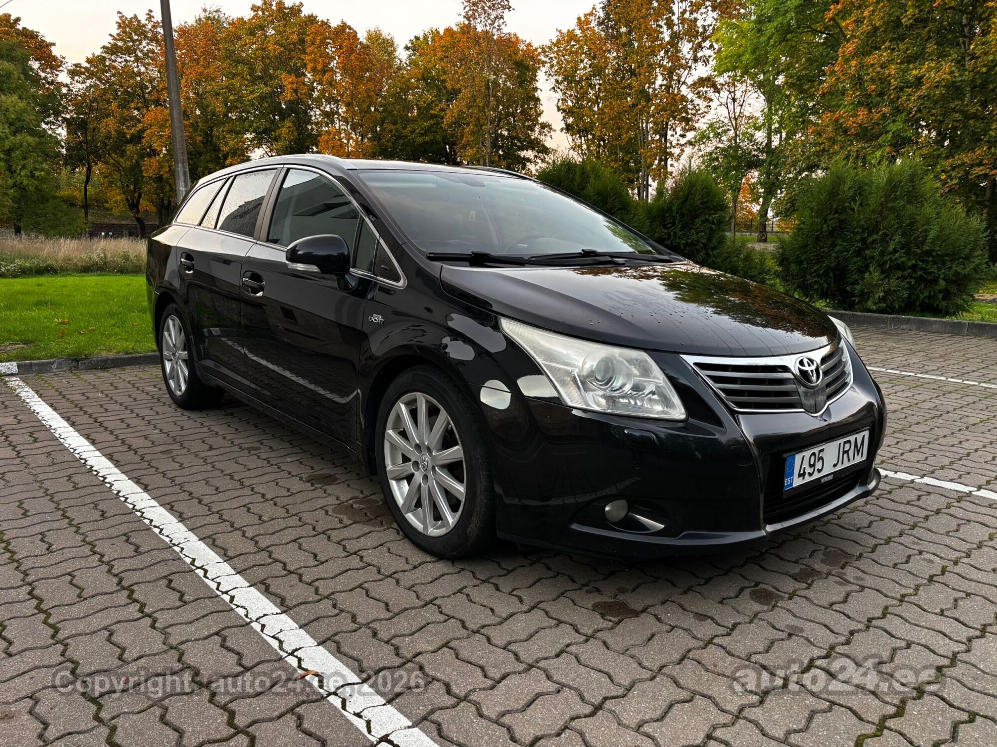 Toyota Avensis 2011 — rear view