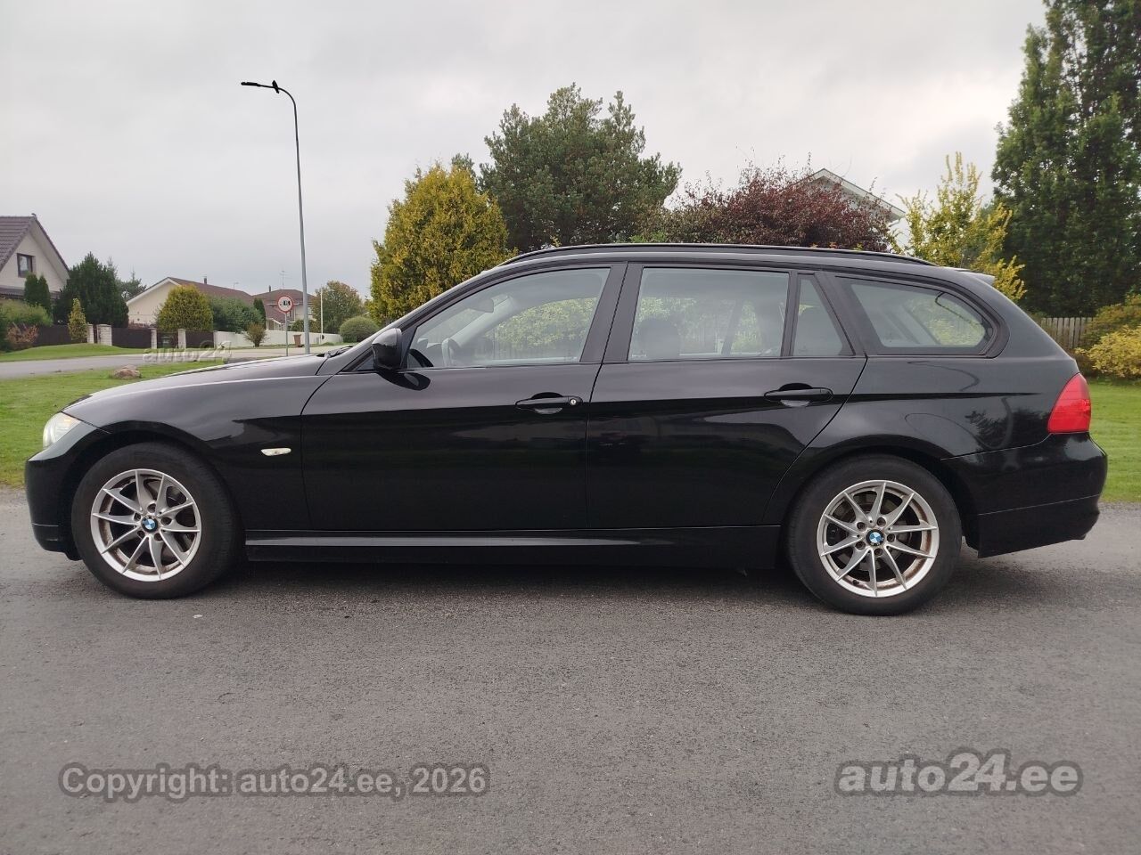 BMW 3 Series 2011 — photo 6