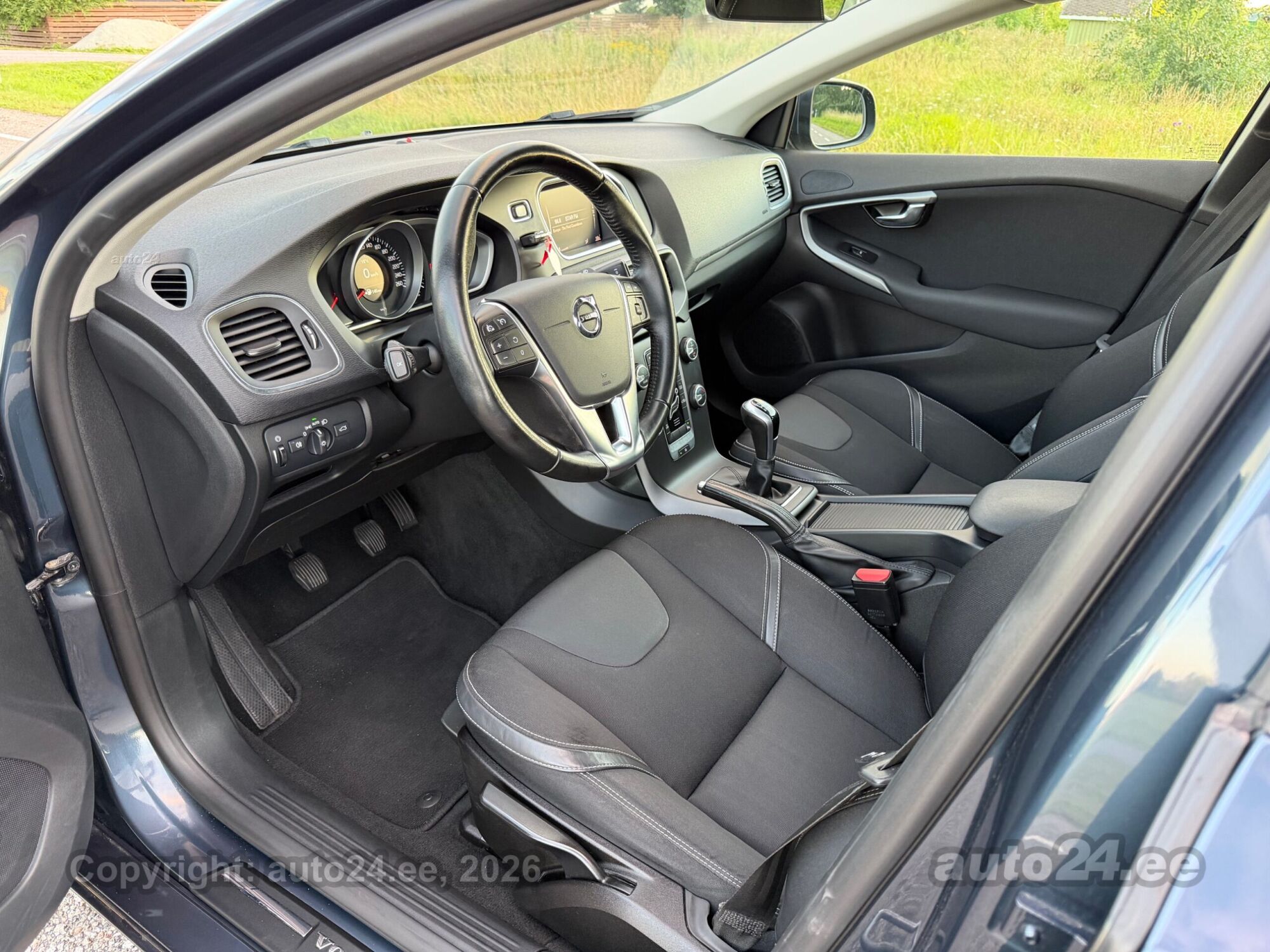 Volvo V40 Momentum 2.0 D2 88kW 2017, photo 6/10