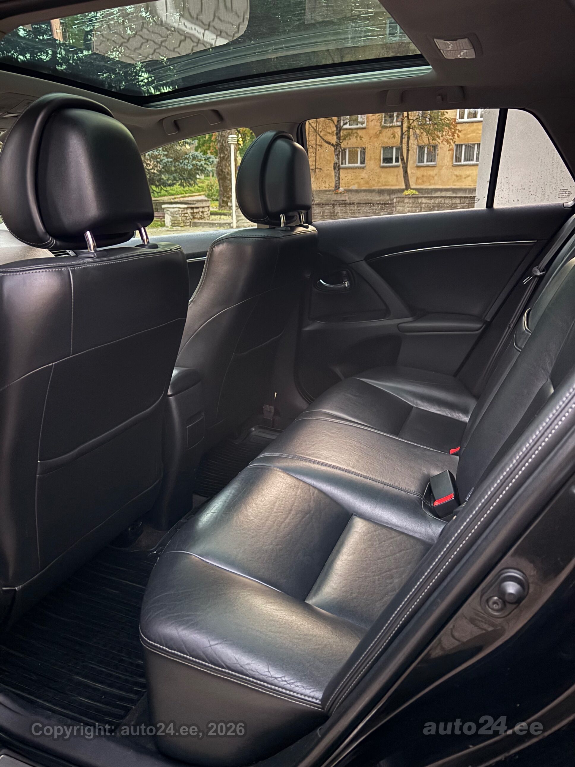 Toyota Avensis 2011 — photo 10