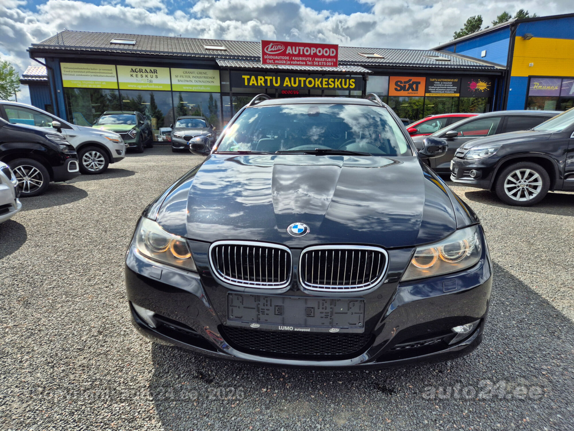 BMW 3 Series 2009 — салон