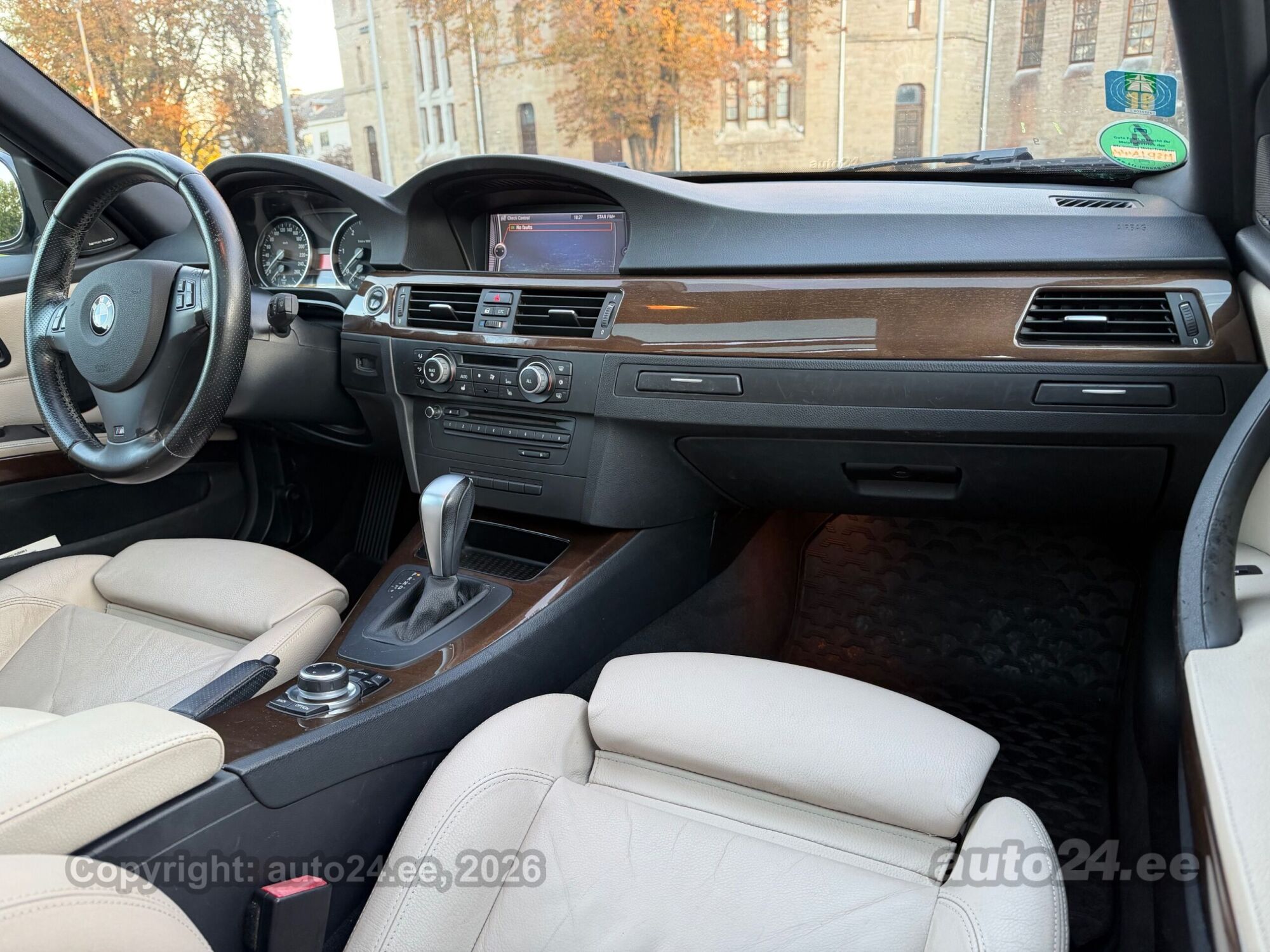 BMW 3 Series 2010 — фото 16