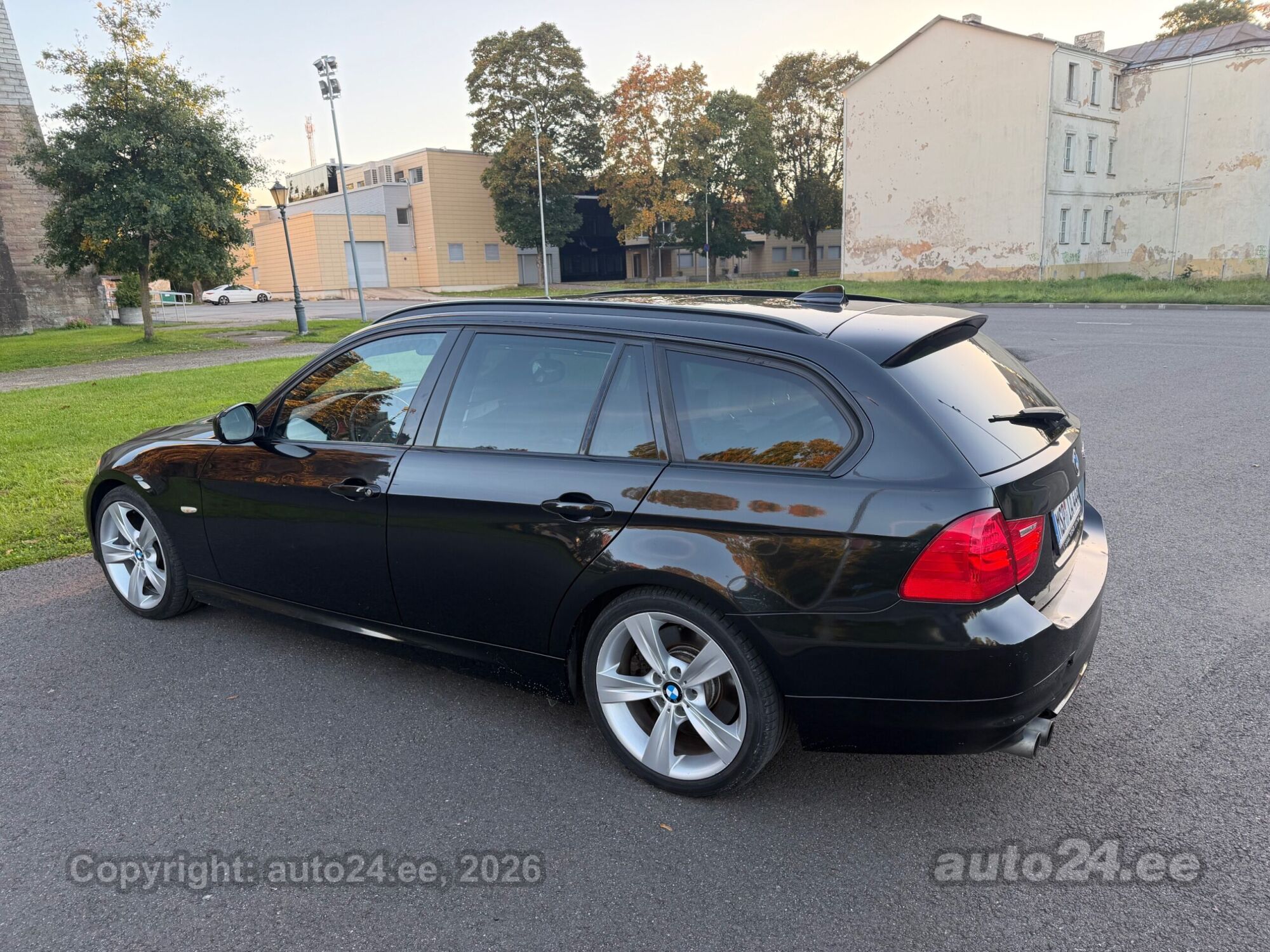 BMW 3 Series 2010 — фото 12