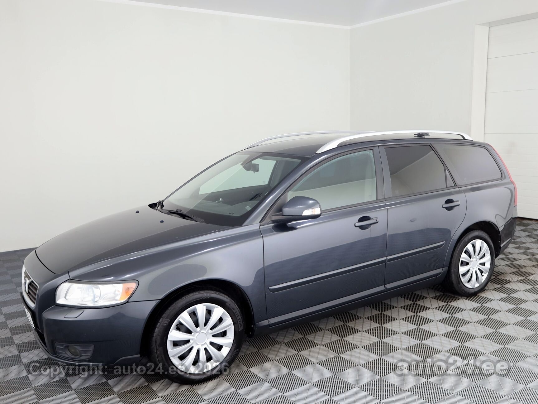 Volvo V50 2010 — rear view
