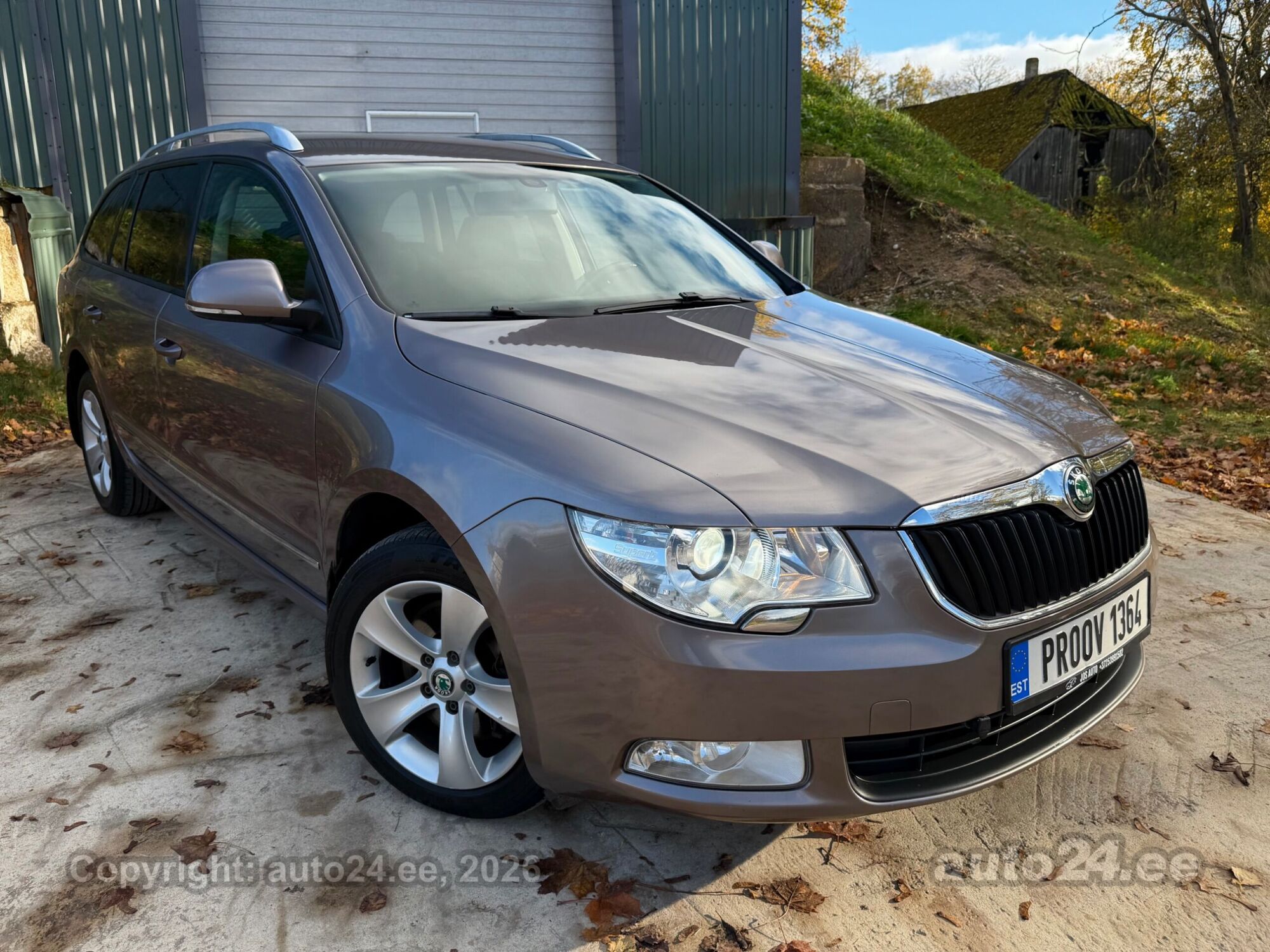 Skoda Superb 2011 — interior