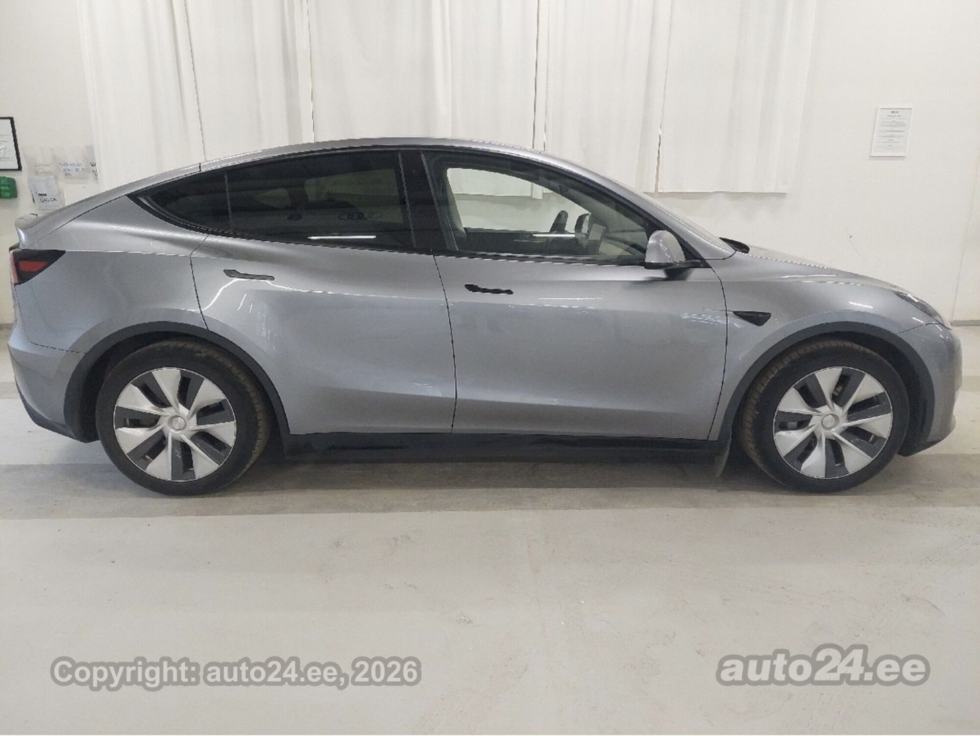 Tesla Model Y - 5