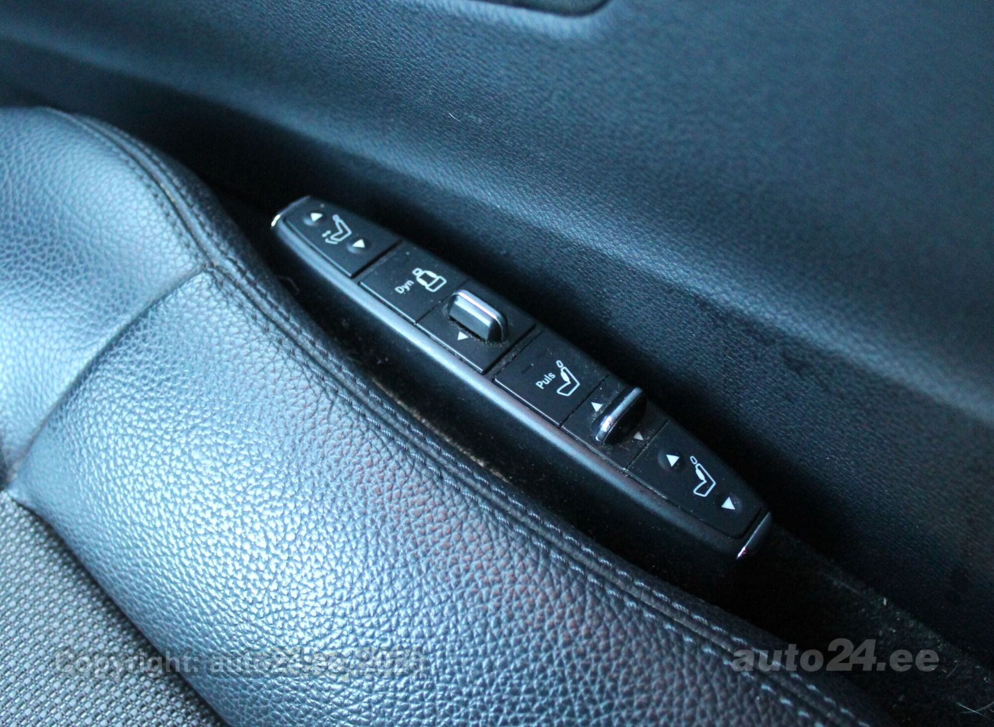 Mercedes-Benz E-Class 2010 — photo 16