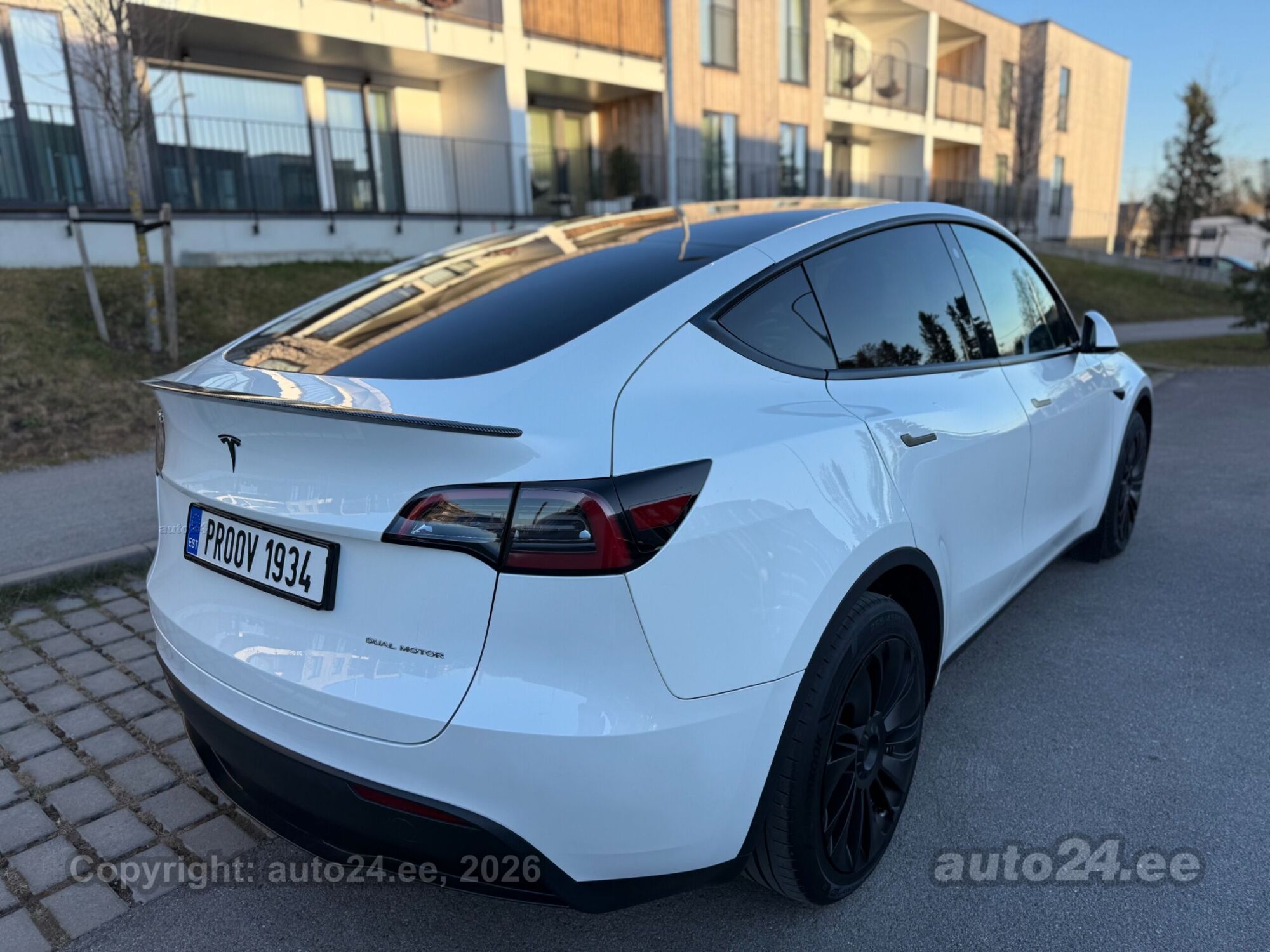 Tesla Model Y - 8