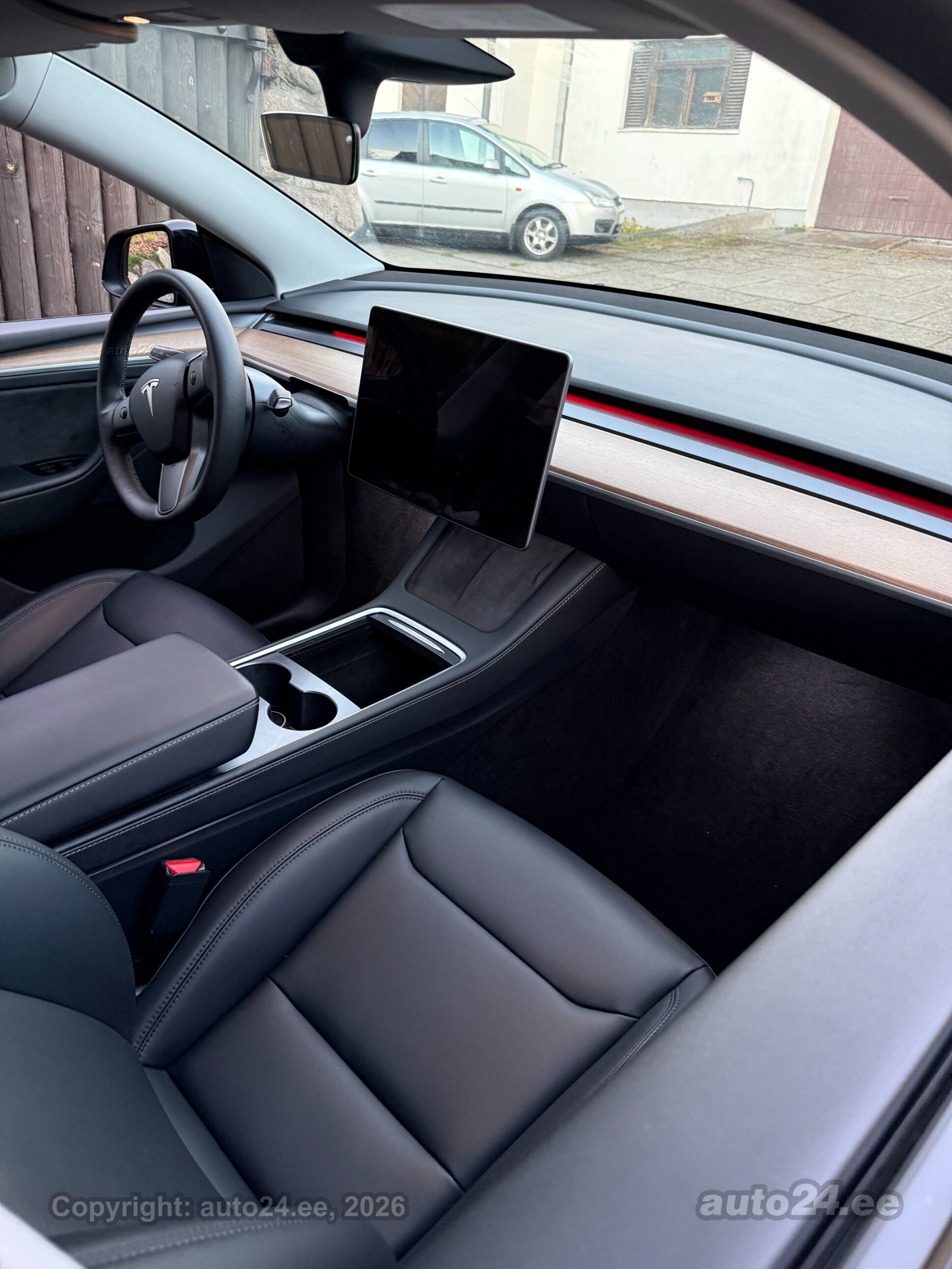 Tesla Model Y - 8