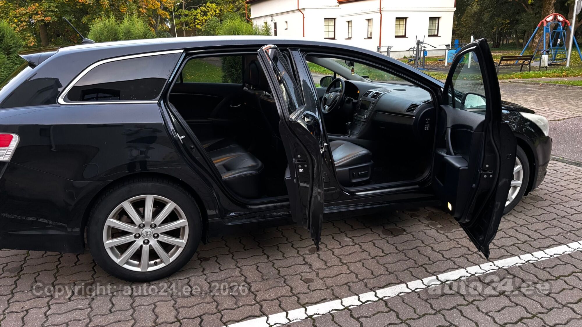 Toyota Avensis 2011 — photo 13