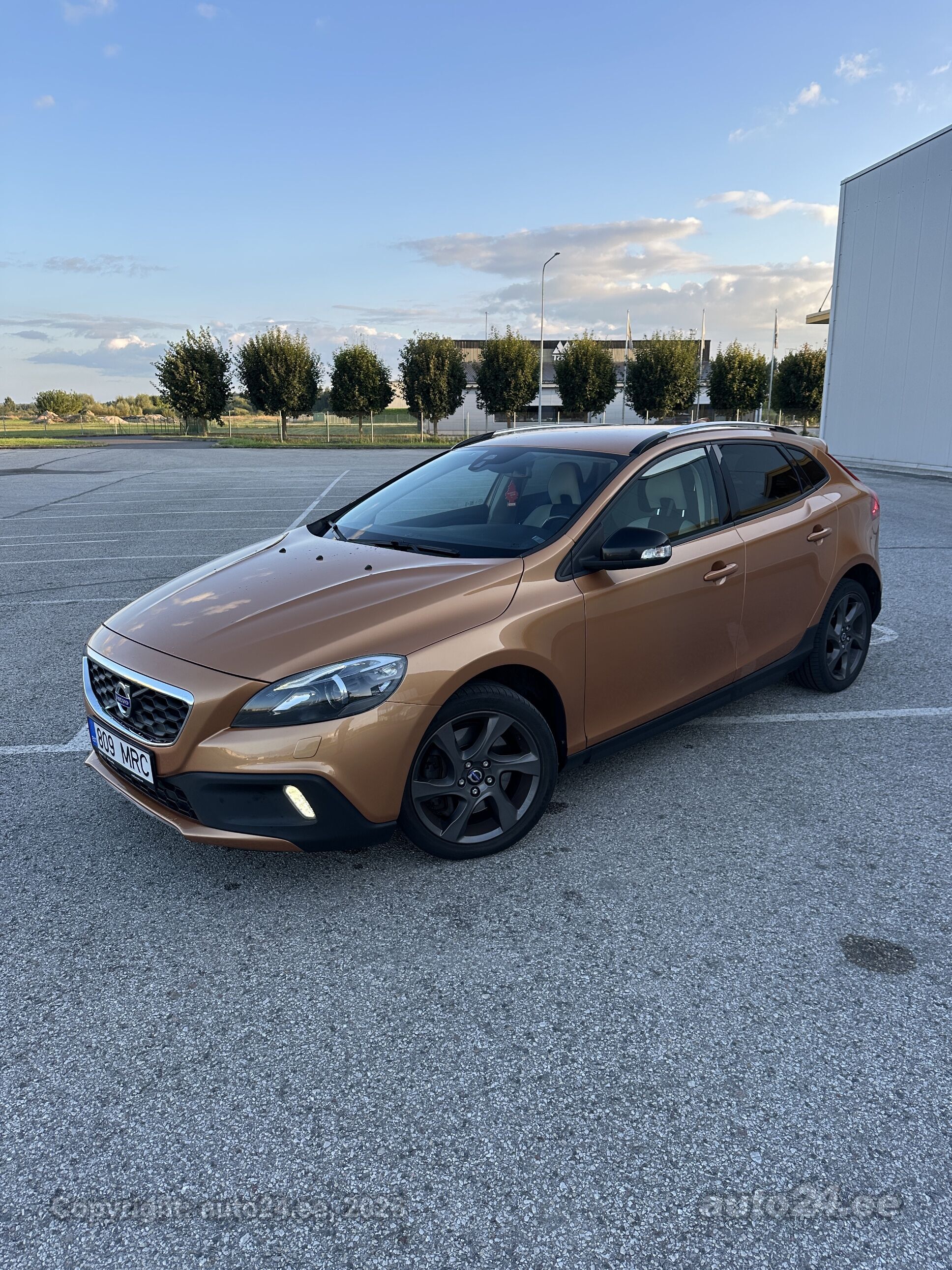 Volvo V40 Cross Country - 1