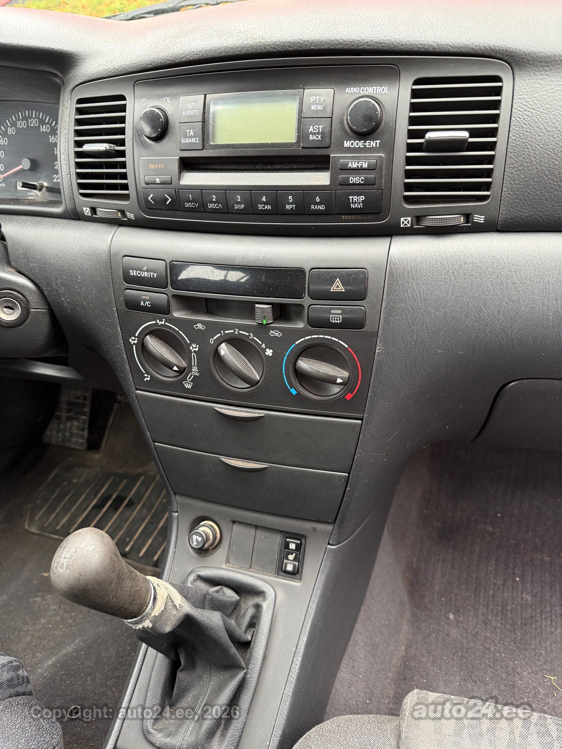 Toyota Corolla 2004 — photo 7