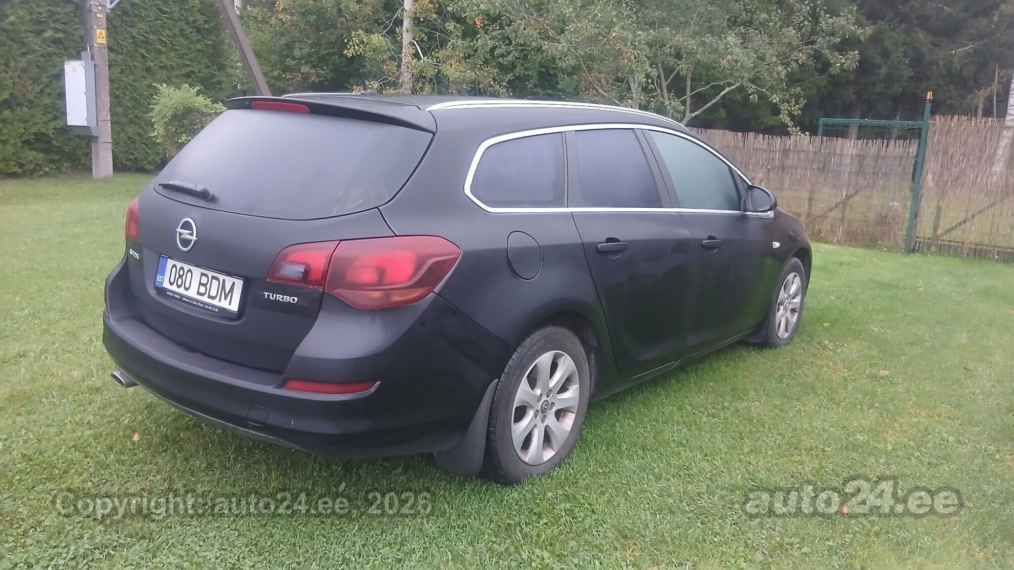 Opel Astra 2011 — rear view
